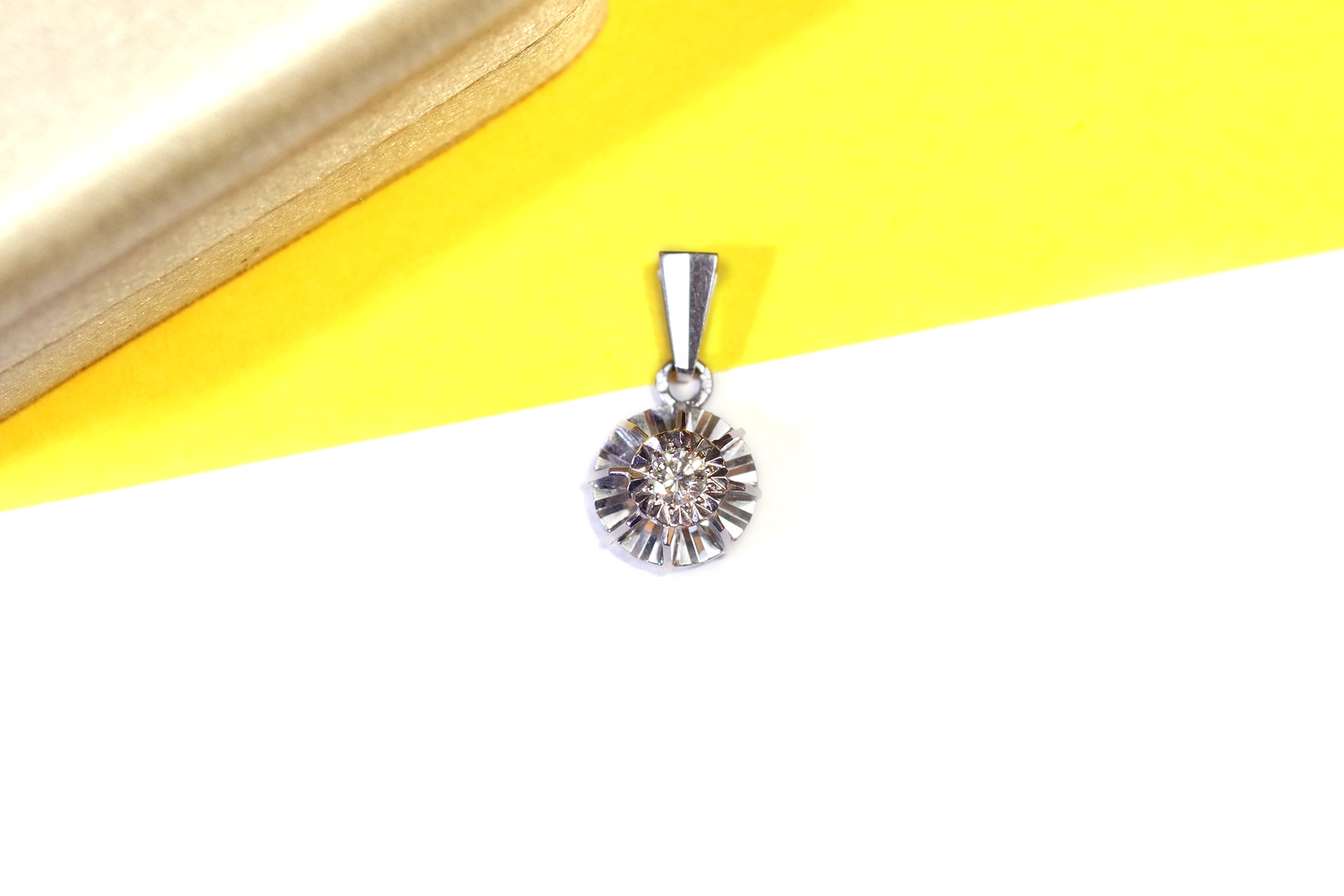 diamond vintage pendant in gold