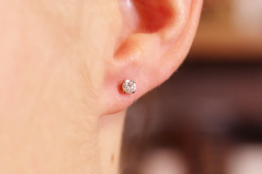 diamond stud earrings in gold 18k