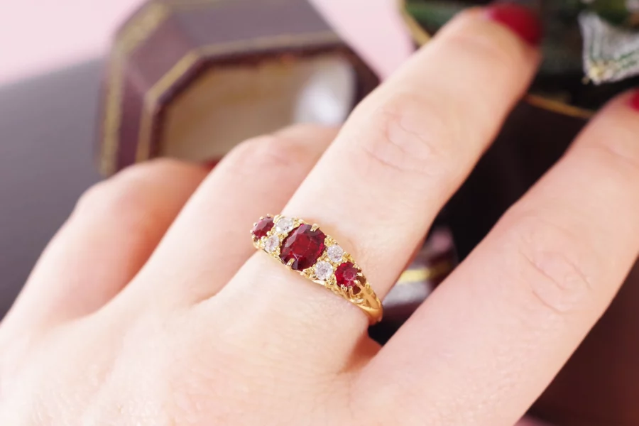 bague ancienne spinelle rouge