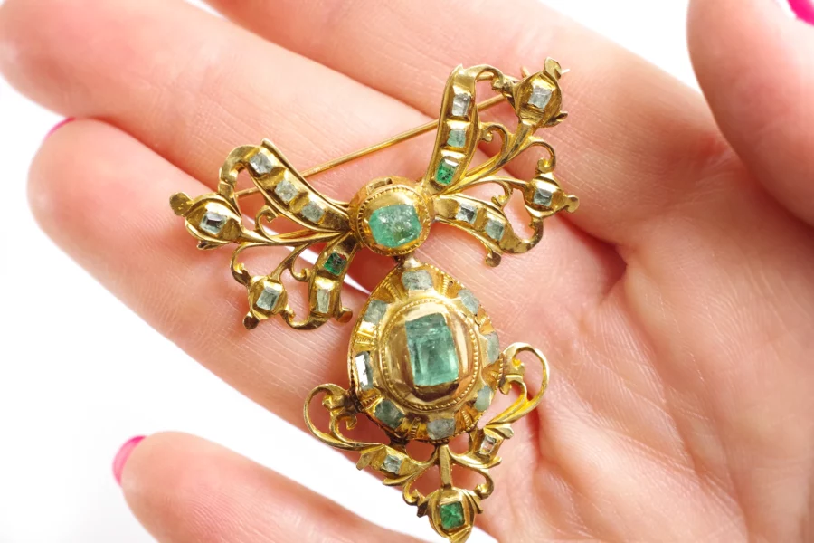 georgian emerald lazo brooch