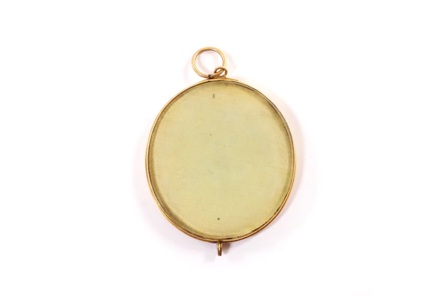Memento portrait locket pendant in gold