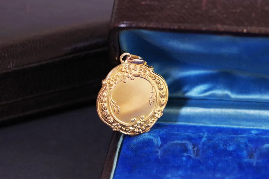 victorian gold locket pendant