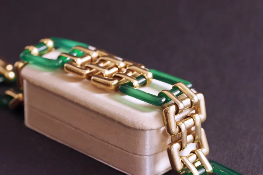 bracelet art deco en or et calcédoine