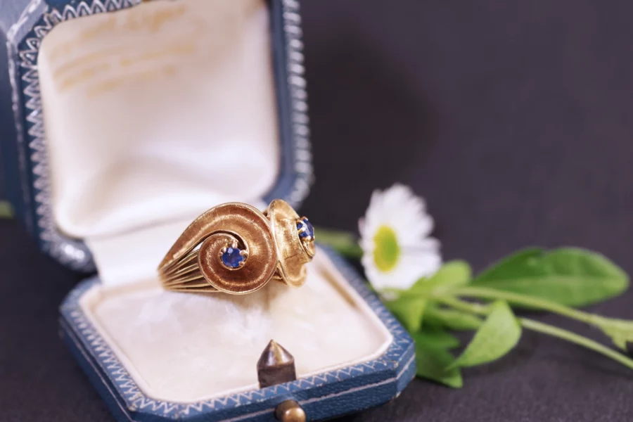 Vintage scroll sapphire ring