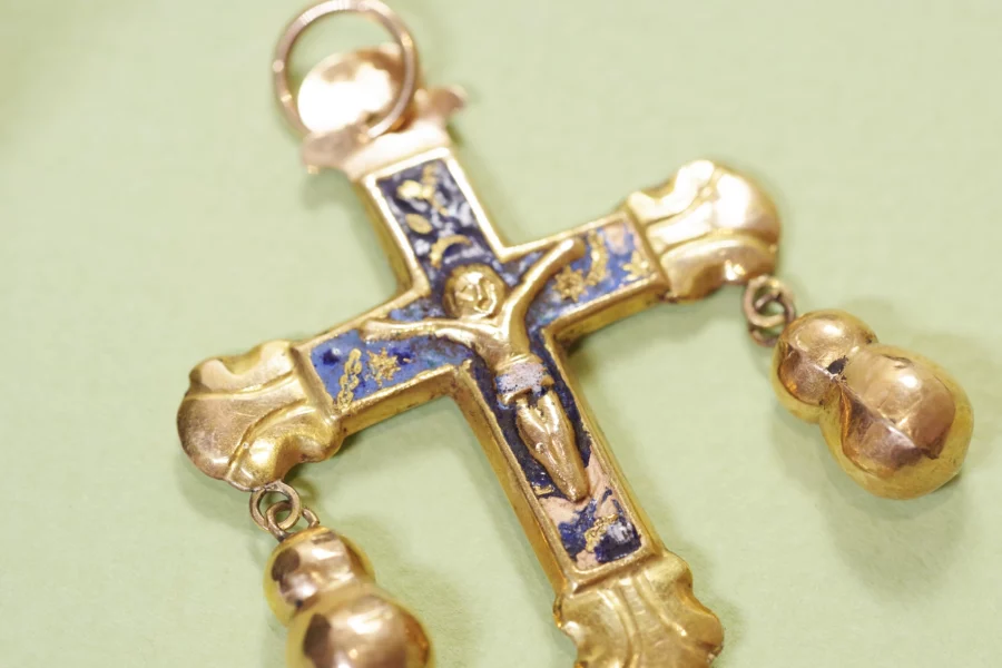 pendentif croix en or émaillé