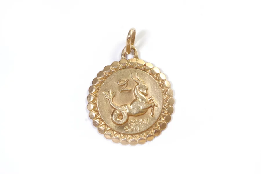pre-owned gold capricorn pendant
