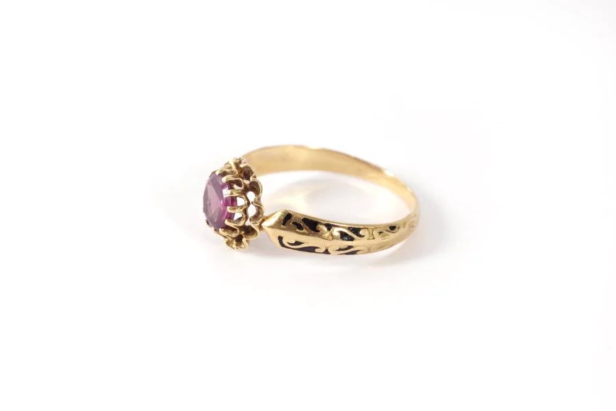 Garnet gold ring