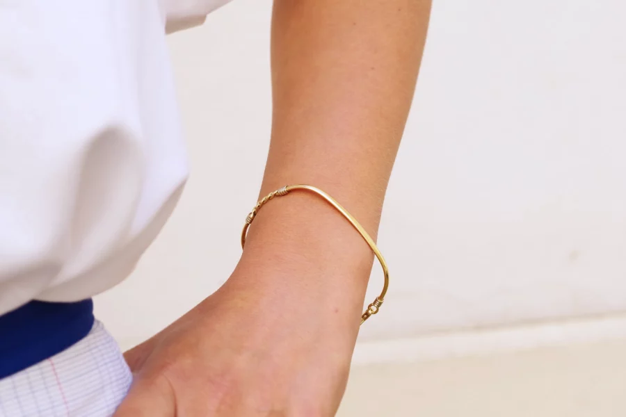 18k gold modern bracelet bangle