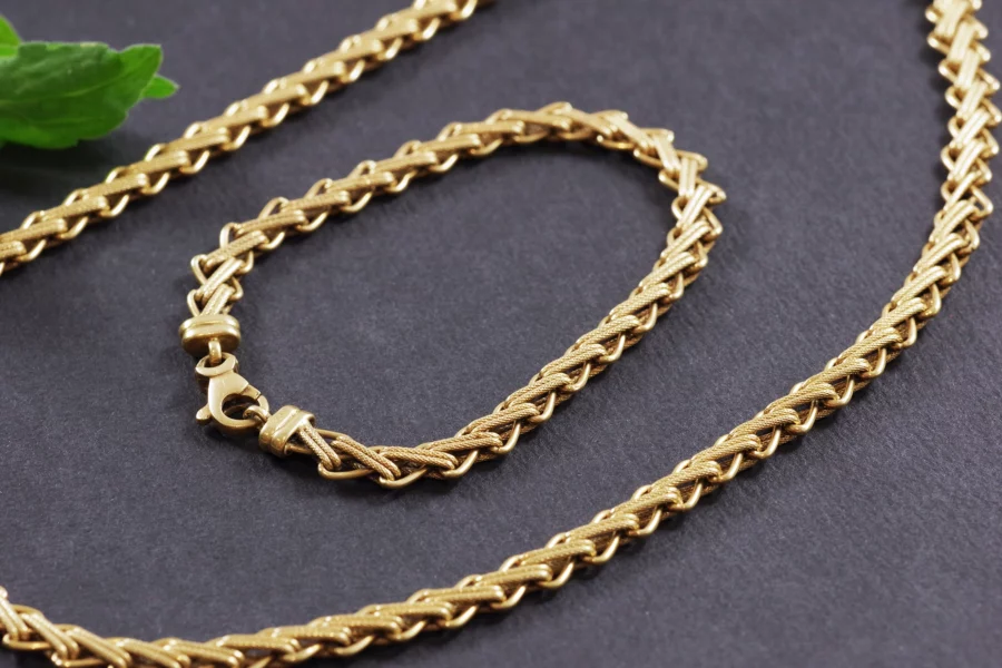 Vintage necklace and bracelet in gold