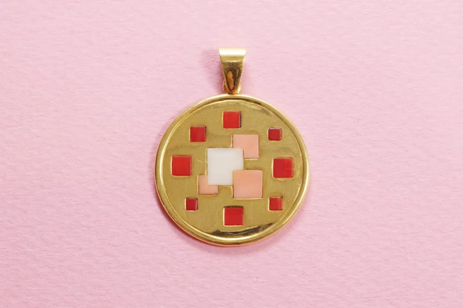 Coral pendant in gold