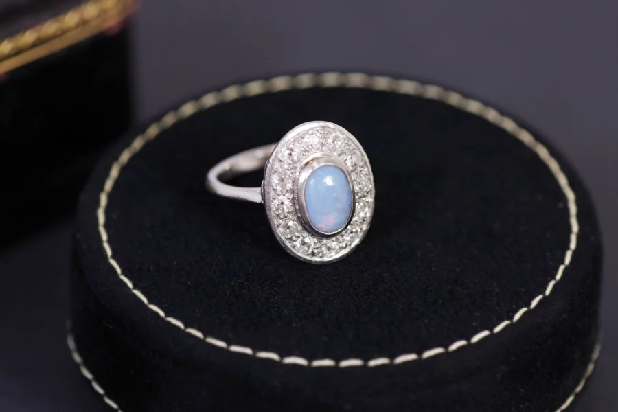 wedding opale ring in platinum