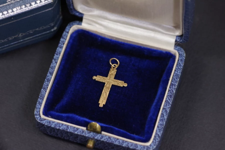 pendentif croix religieuse