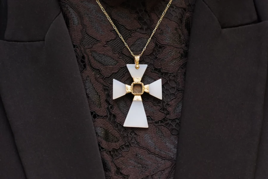 croix reliquaire calcédoine en or