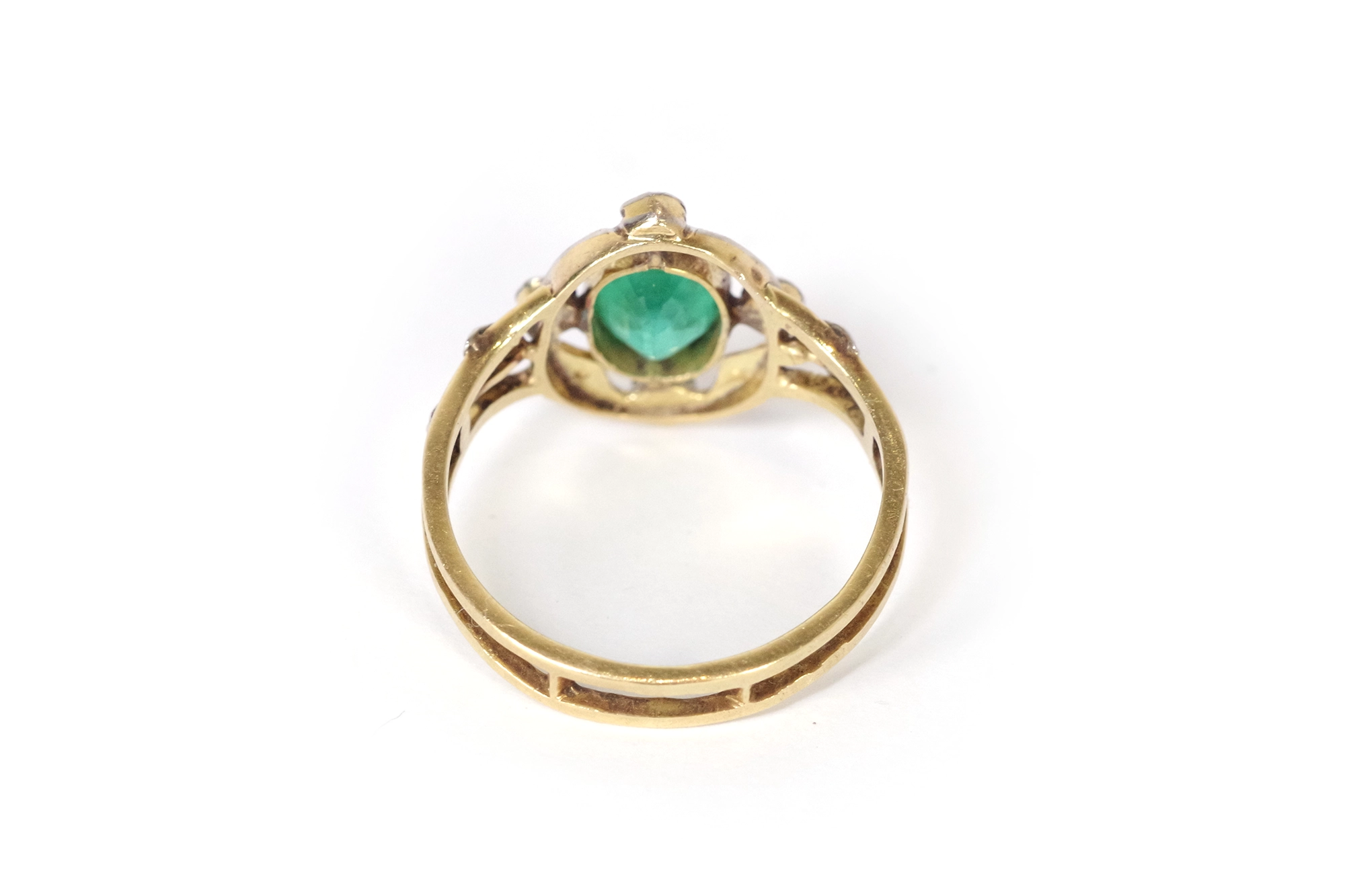 Round Emerald Ring in White Gold | KLENOTA