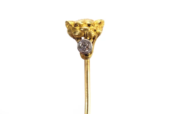 Lioness tie pin in gold