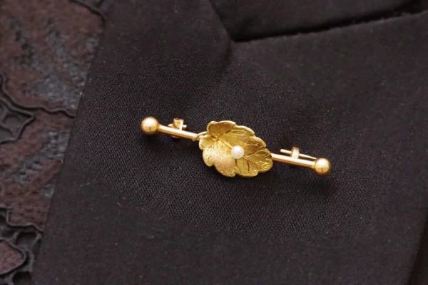 Victorian leaf brooch in gold