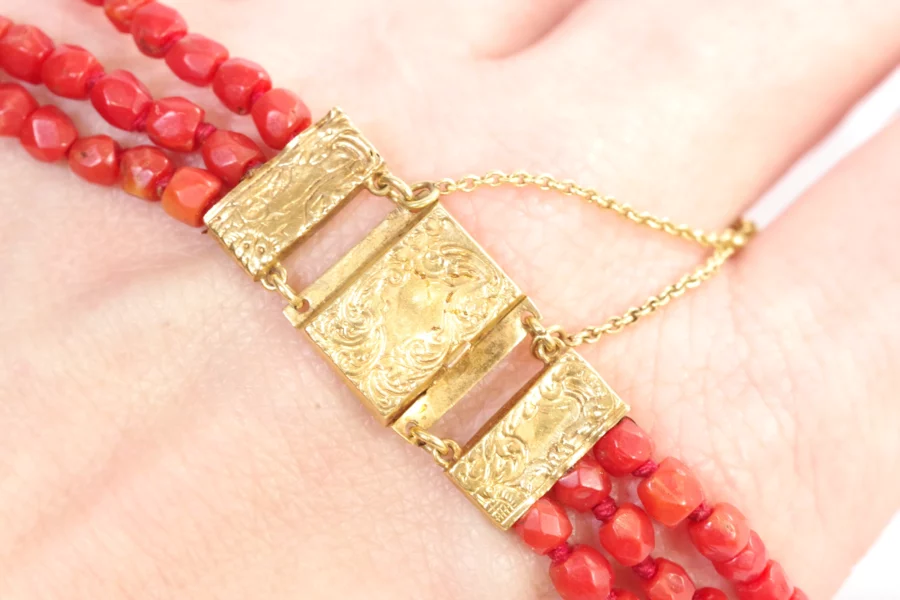 bracelet ancien en or et corail