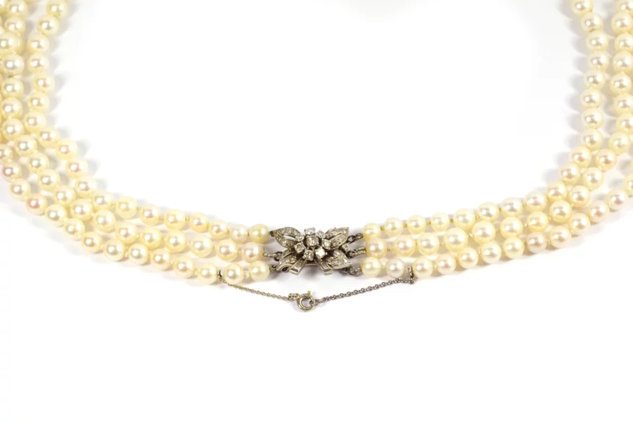 collier de perles avec un fermoir diamants