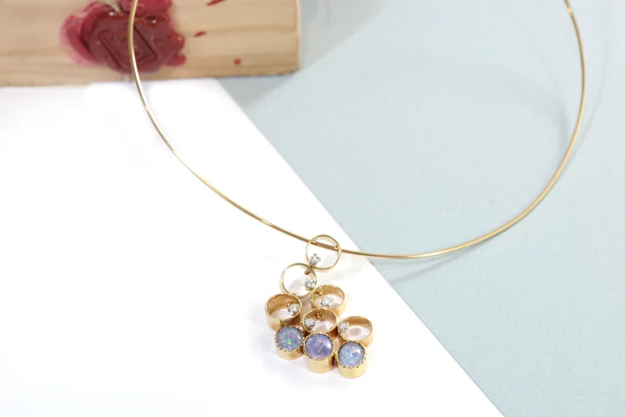 collier vintage en or avec des opales