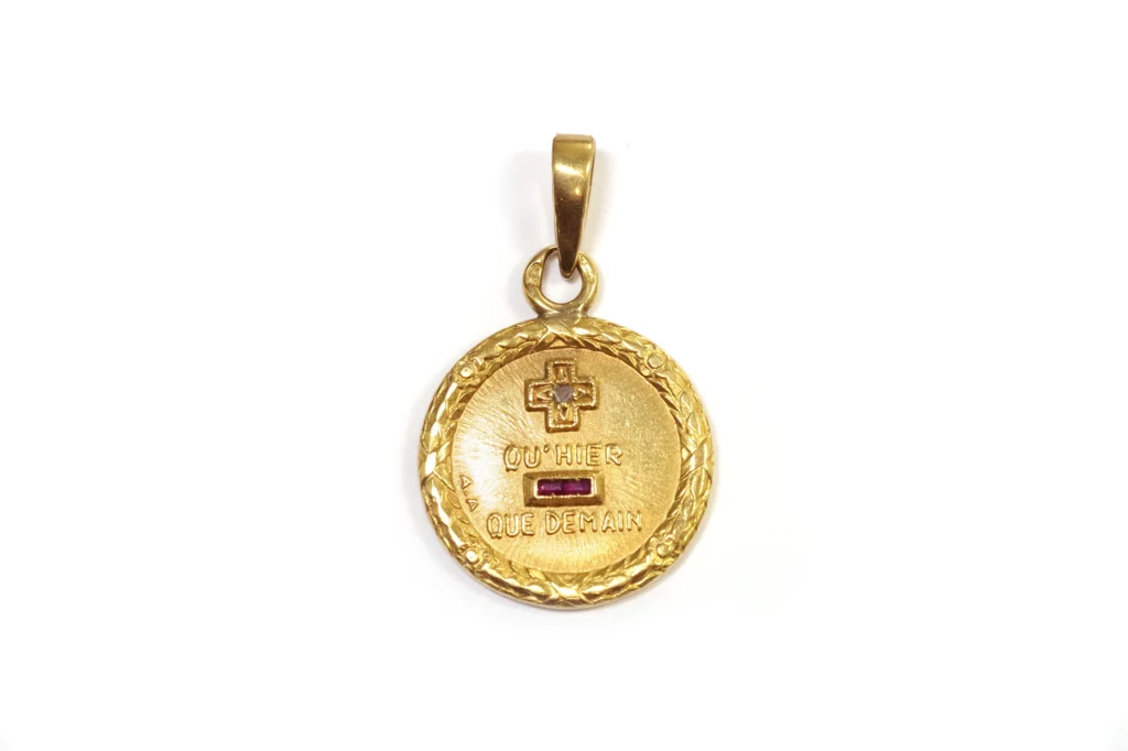 Love medal pendant in gold