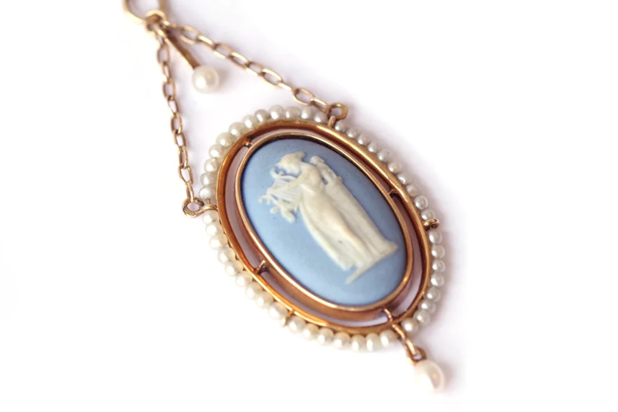 wedgwood pendant in gold