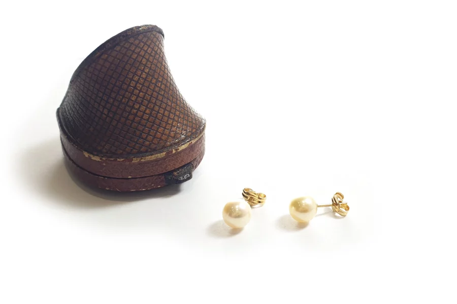 pearls earrings in gold
