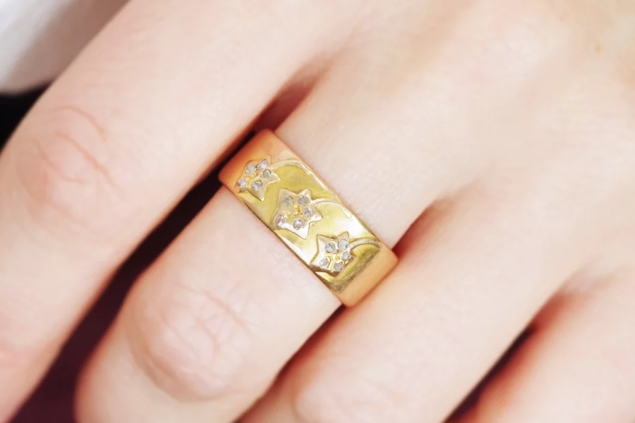 diamond ivy ring in gold