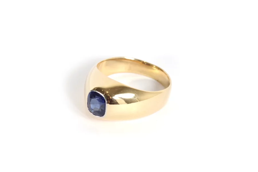 sapphire ring in gold