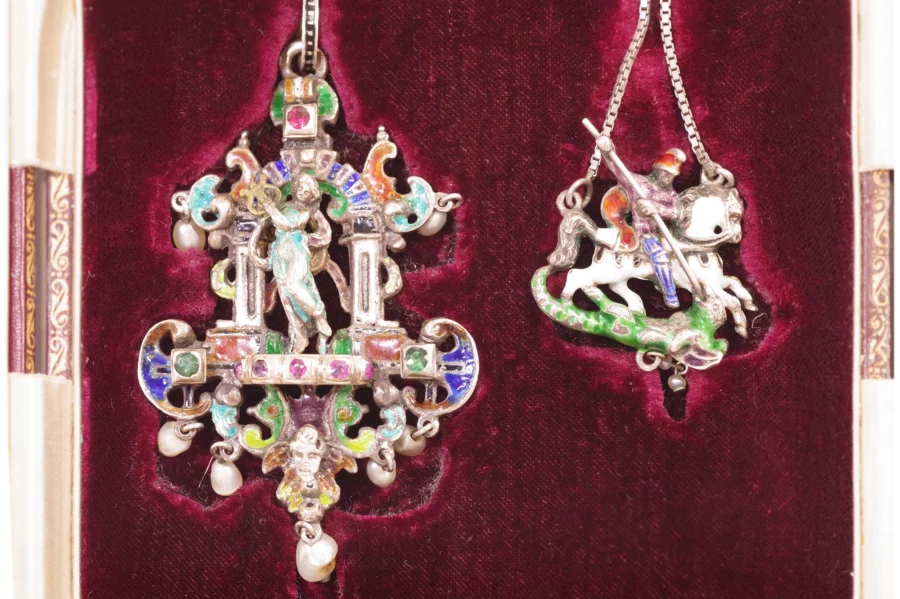 Set of austro hungarian pendants in silver enamel in a case