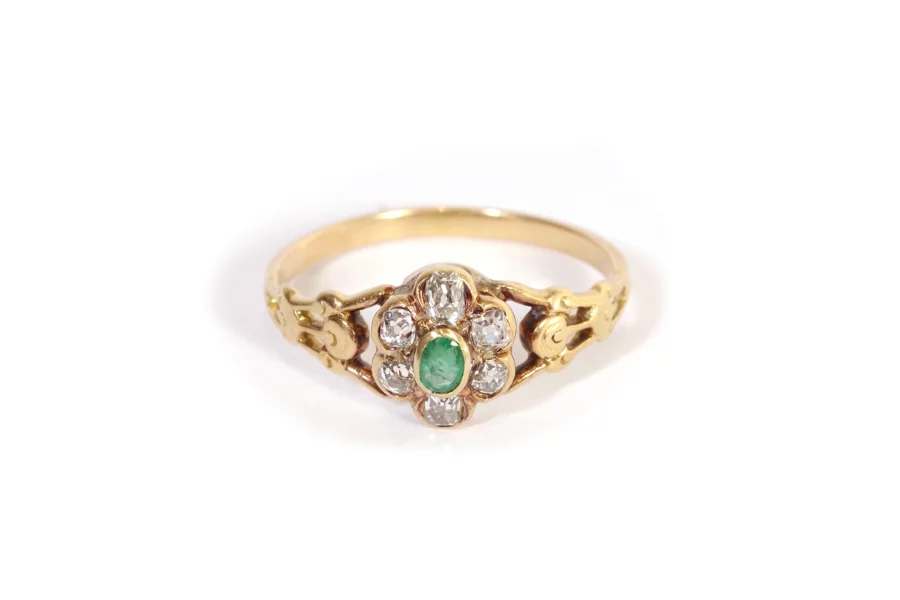 Cluster emerald diamond ring in gold