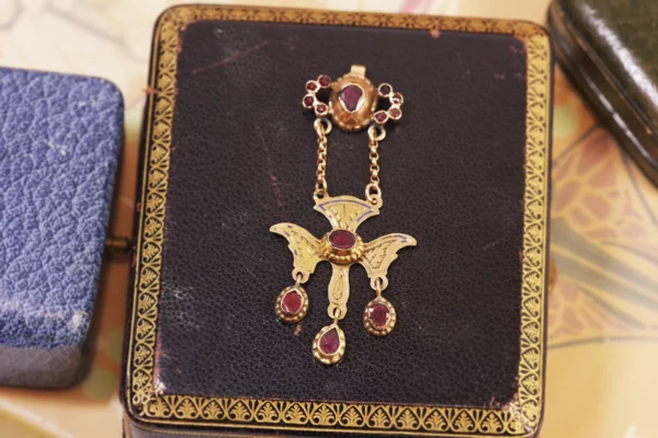 Saint esprit gold pendant and garnet