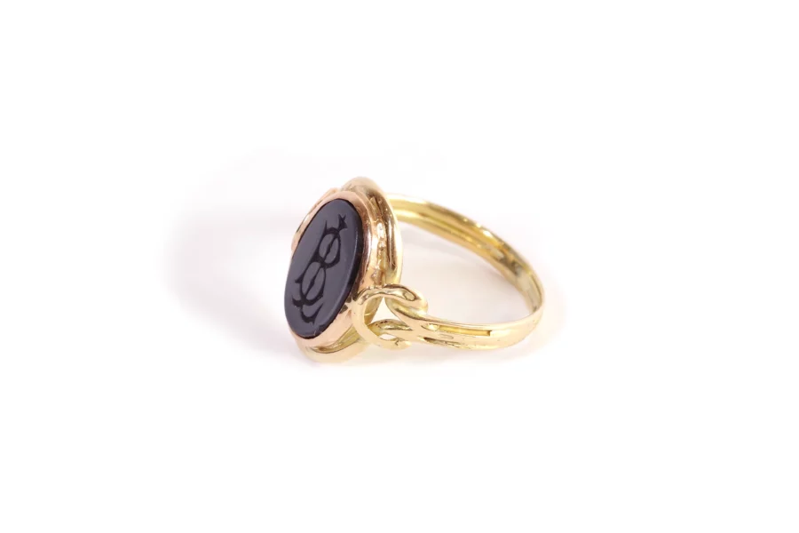 Signet agate ring in gold
