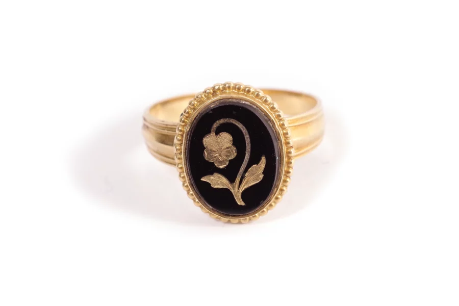 Flower ring in gold