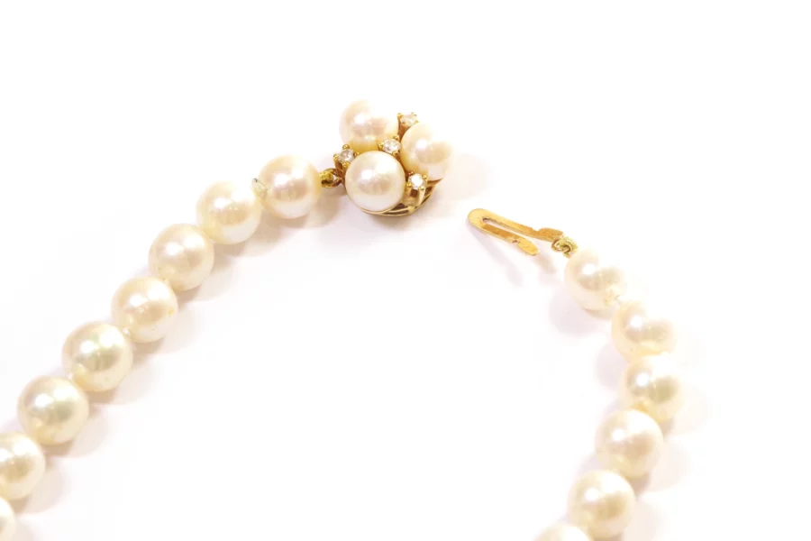 Vintage pearl necklace in gold
