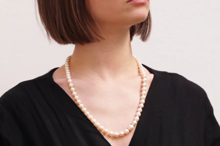 Vintage pearl necklace in gold