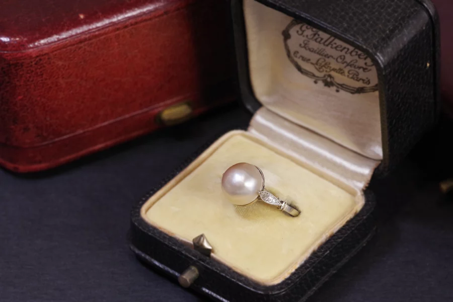Gold pearl ring