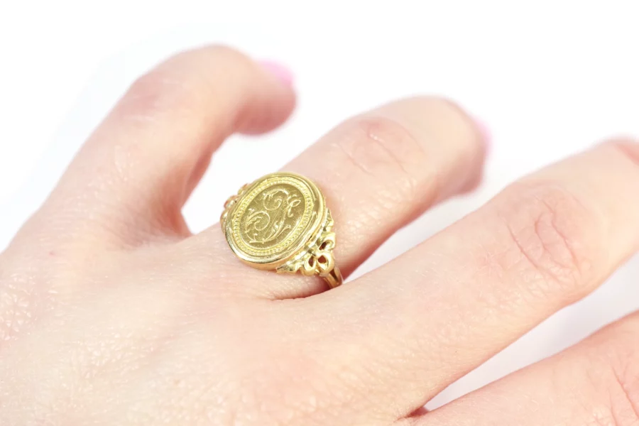 Antique locket poison ring in gold