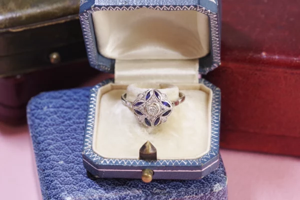 Art deco sapphire ring in white gold