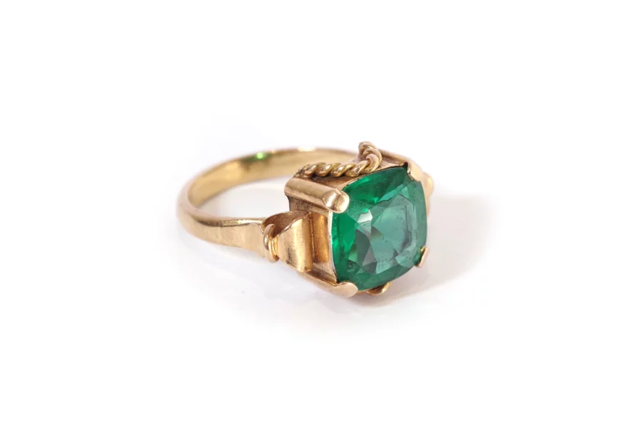 Green stone gold ring