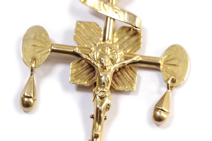 Croix ancienne écotée en or