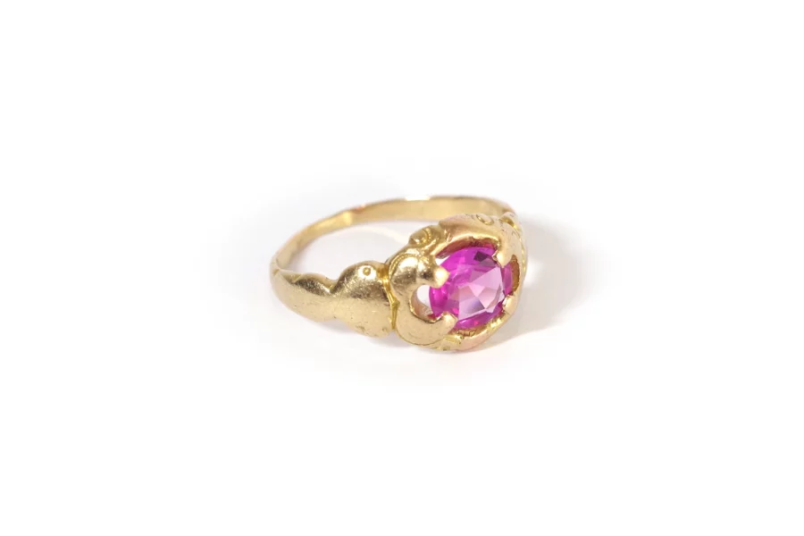 Pink sapphire ring in gold