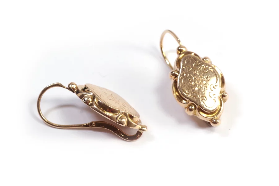 gold chiseled earrings