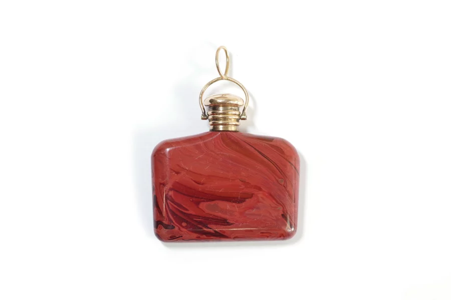 Parfum bottle pendant in gold