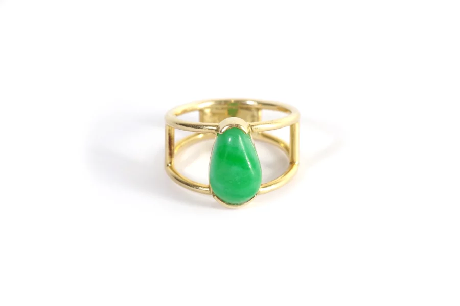 Bague cabochon de jade en or