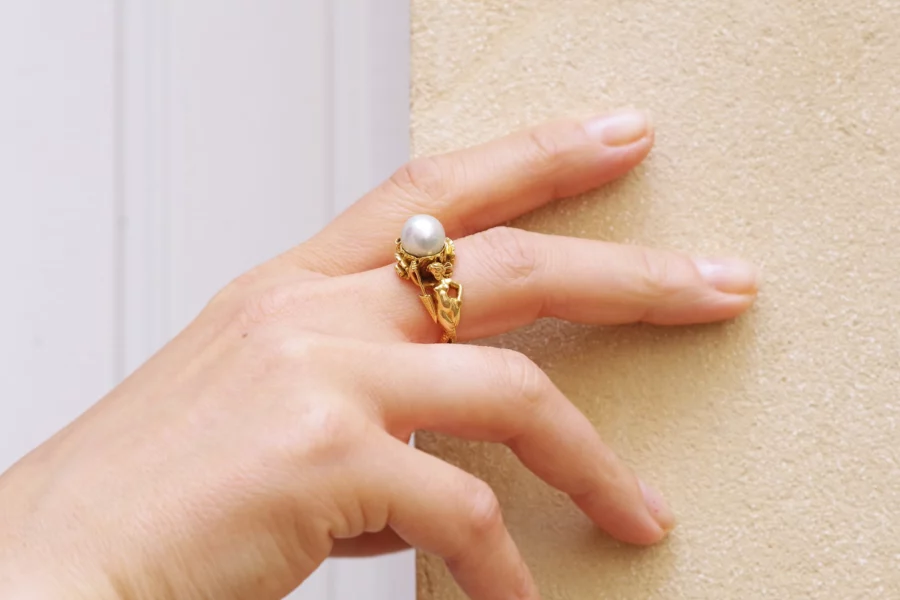 Pearl mermaids ring in gold