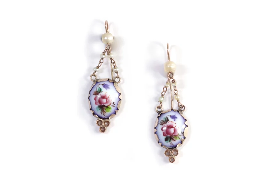 Enamel flower earrings in gold