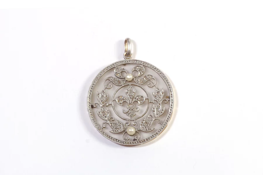 platinum round belle epoque pendant