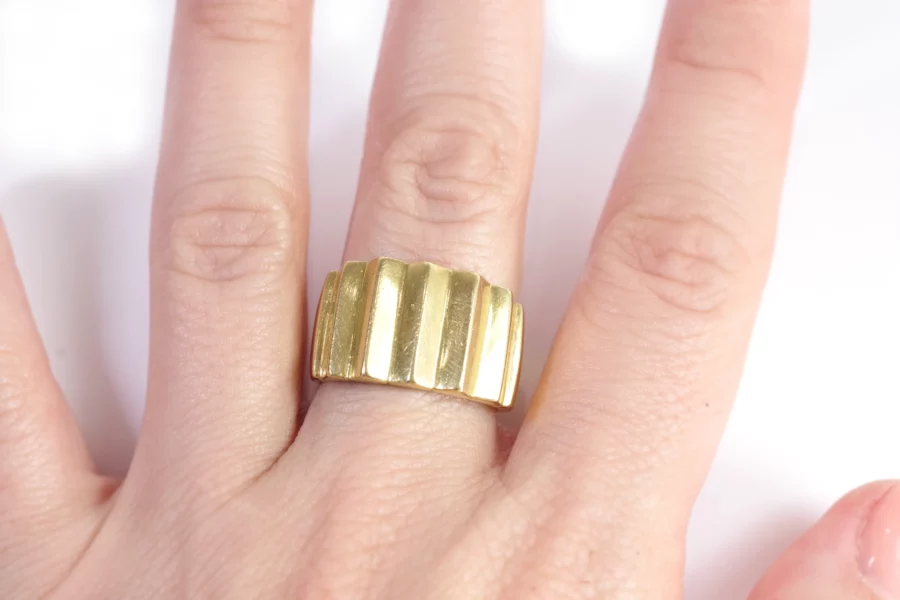 Vintage notched ring in gold