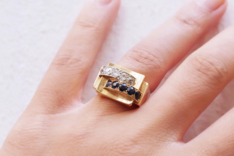 Sapphire tank ring in gold