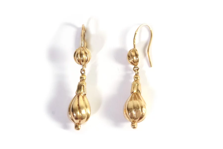 longs pendants d'oreille en or